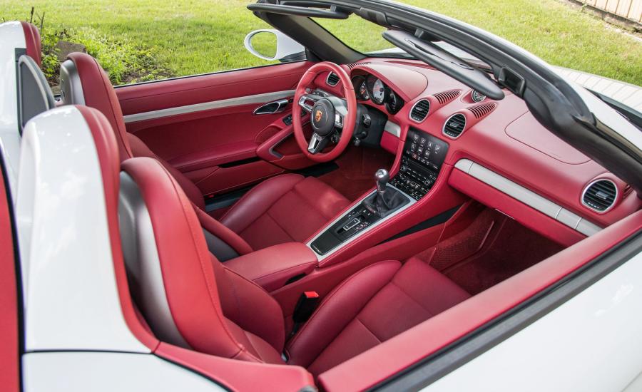 Интерьер Porsche 718 Boxster S 2016 года  (NA) (фото 15 из 31)